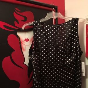 Notations Black & White sleeveless top! SZ L